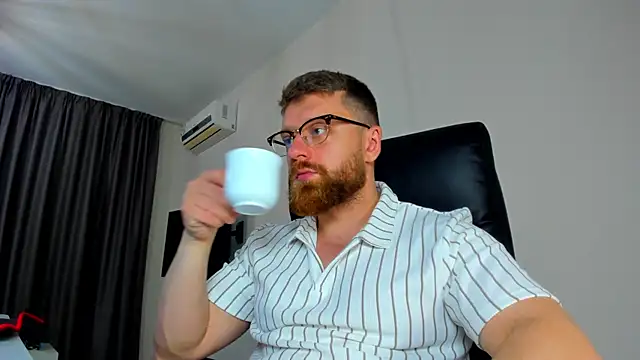Snapshot of Findom_guy chatting on April 2026 12:00:02 PM Findom guy online show from April 2026 12:00:02 PM