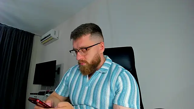 Snapshot of Findom_guy chatting on April 2026 05:17:01 PM Findom guy online show from April 2026 05:17:01 PM