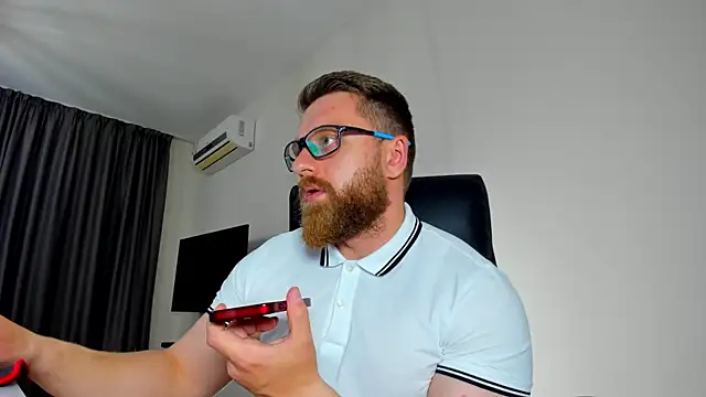 Snapshot of Findom_guy chatting on May 2026 06:04:01 PM Findom guy online show from May 2026 06:04:01 PM