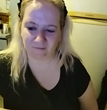 D Marinna online show from November 2025 08:07:01 PM