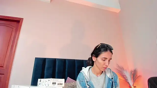 Nina Cavaali online show from October 2025 06:19:02 PM