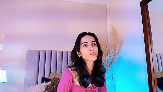 Nina Cavaali online show from October 2025 06:13:02 PM