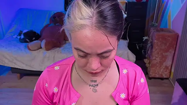 Cuttiealice online show from November 2025 03:00:01 PM