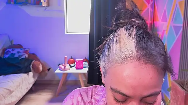 Cuttiealice online show from November 2025 05:01:02 PM