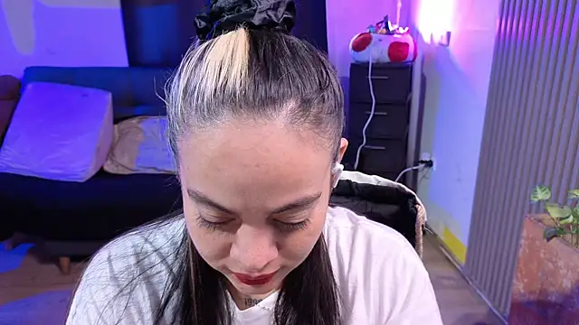 Cuttiealice online show from December 2025 01:05:01 PM