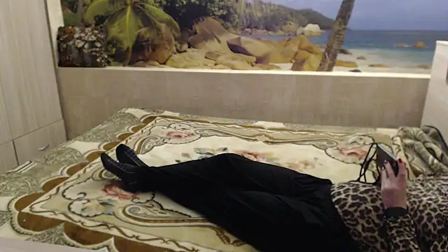 Snapshot of Aphelandra chatting on March 2025 04:15:01 PM Aphelandra online show from March 2025 04:15:01 PM