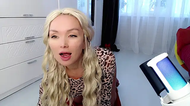 WhiteBunny online show from October 2025 10:38:01 AM