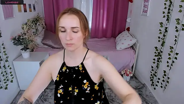 Snapshot of Karinella_x chatting on May 2026 03:50:02 PM Karinella x online show from May 2026 03:50:02 PM