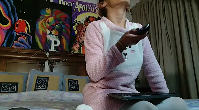 Snapshot of MINI_Petite chatting on December 2024 05:27:02 AM MINI Petite online show from December 2024 05:27:02 AM