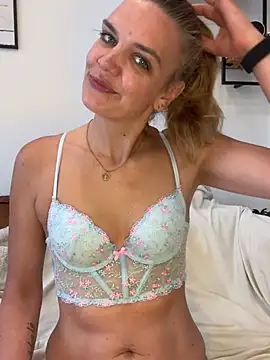 Snapshot of Suesse_Schnitte chatting on July 2026 08:10:01 AM Suesse Schnitte online show from July 2026 08:10:01 AM