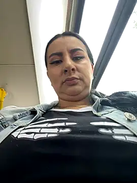 Abril Luv online show from October 2025 12:04:02 PM