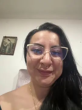 Abril Luv online show from March 2026 02:00:01 AM