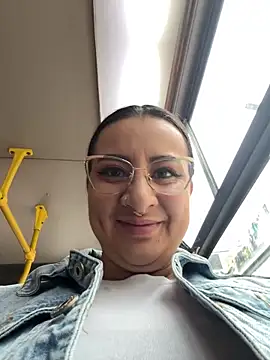 Abril Luv online show from April 2026 12:25:01 PM