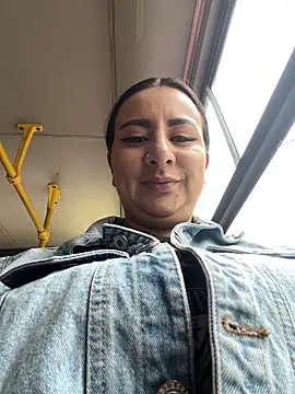 Abril Luv online show from April 2026 12:17:01 PM