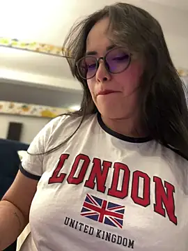 Snapshot of andra_rose chatting on January 2025 11:11:02 PM andra rose online show from January 2025 11:11:02 PM