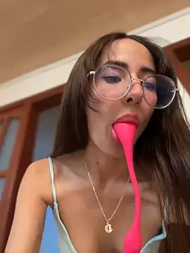 lauravasquez online show from December 2024 07:10:01 PM