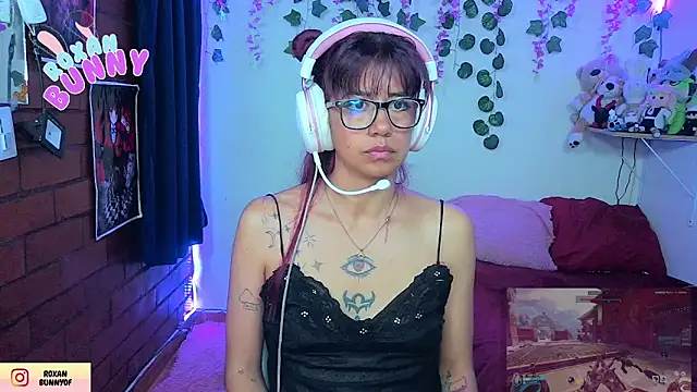 Snapshot of Roxanbunny1 chatting on May 2026 06:08:01 AM Roxanbunny1 online show from May 2026 06:08:01 AM