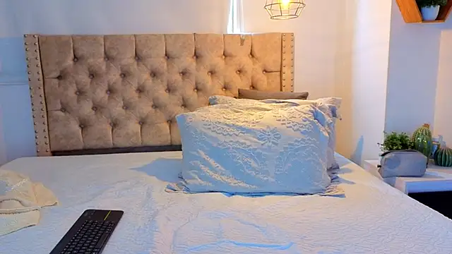 KeryHillson online show from February 2026 12:49:01 PM