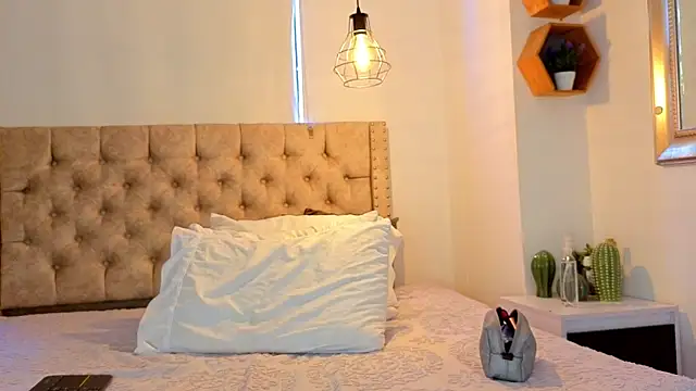 KeryHillson online show from April 2026 02:11:02 PM