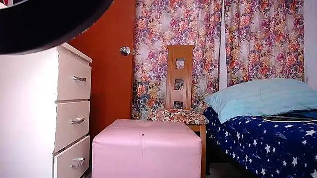 yselahot online show from February 2025 11:15:02 PM