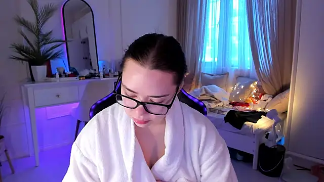 Snapshot of VixenMia chatting on February 2025 03:42:01 AM VixenMia online show from February 2025 03:42:01 AM