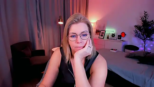 Snapshot of Annie_Light chatting on April 2026 06:49:02 AM Annie Light online show from April 2026 06:49:02 AM