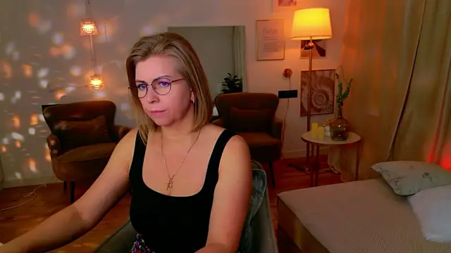 Snapshot of Annie_Light chatting on May 2026 08:30:01 AM Annie Light online show from May 2026 08:30:01 AM