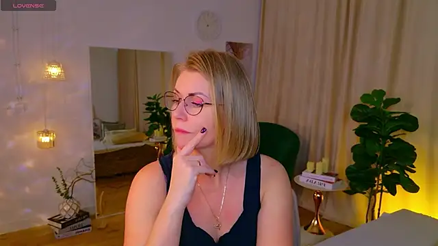 Snapshot of Annie_Light chatting on May 2026 08:20:01 AM Annie Light online show from May 2026 08:20:01 AM