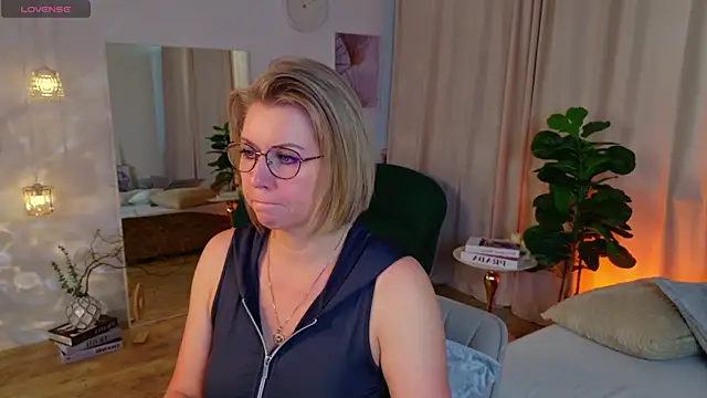 Snapshot of Annie_Light chatting on June 2026 08:34:01 AM Annie Light online show from June 2026 08:34:01 AM