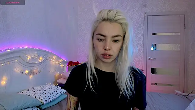 LillyMoure  online show from October 2025 11:24:02 PM