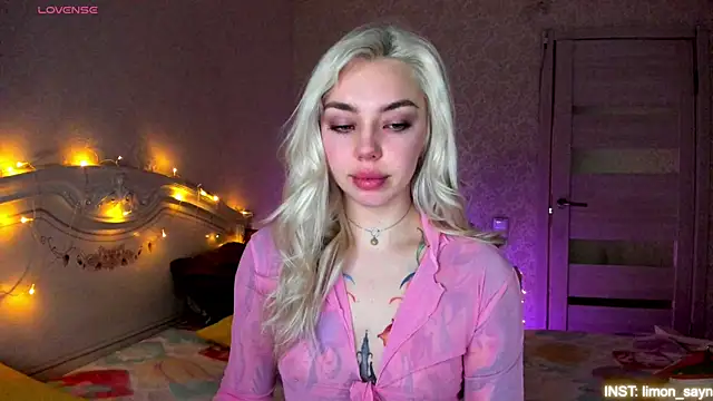 LillyMoure  online show from April 2026 11:02:01 PM