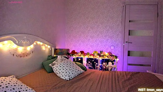 LillyMoure  online show from April 2026 11:40:02 PM