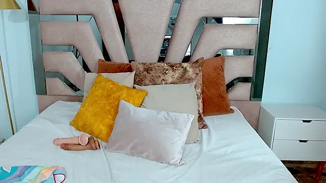 Snapshot of sophia_hadid chatting on January 2025 08:36:01 PM sophia hadid online show from January 2025 08:36:01 PM