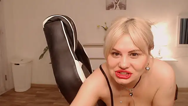 Lola Richie online show from December 2025 03:57:01 AM