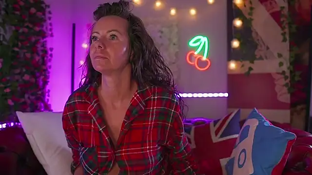 Snapshot of AmicaBentley chatting on March 2026 06:08:01 AM AmicaBentley online show from March 2026 06:08:01 AM