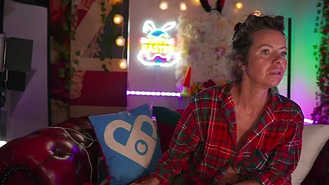 Snapshot of AmicaBentley chatting on March 2026 05:18:01 AM AmicaBentley online show from March 2026 05:18:01 AM