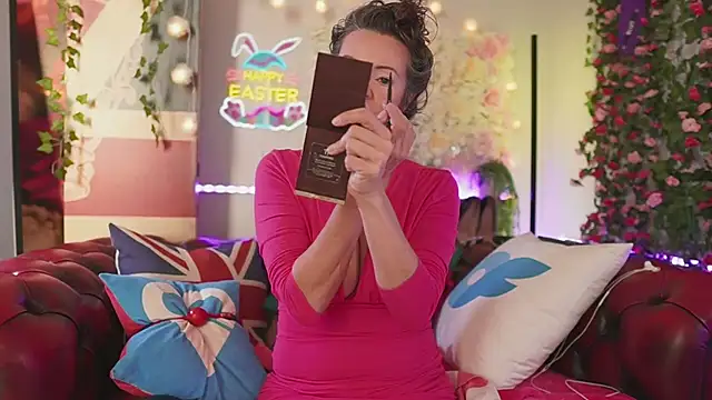 Snapshot of AmicaBentley chatting on April 2026 06:13:01 AM AmicaBentley online show from April 2026 06:13:01 AM