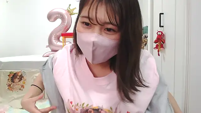 Snapshot of SUZU_ chatting on December 2024 12:05:01 PM SUZU online show from December 2024 12:05:01 PM