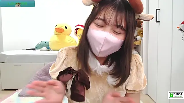 Snapshot of SUZU_ chatting on December 2024 12:05:01 PM SUZU online show from December 2024 12:05:01 PM
