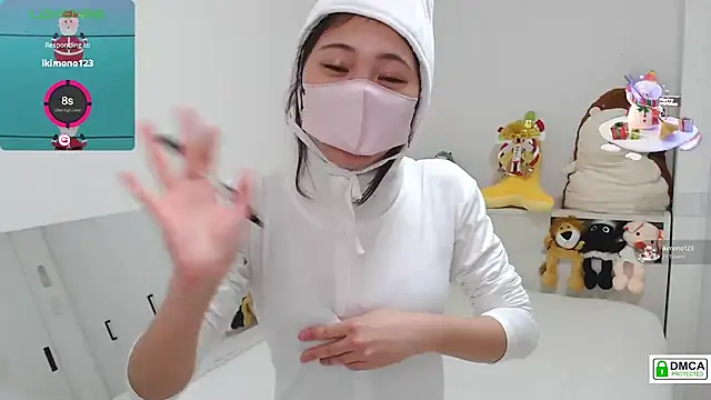 Snapshot of SUZU_ chatting on January 2025 12:11:01 PM SUZU online show from January 2025 12:11:01 PM