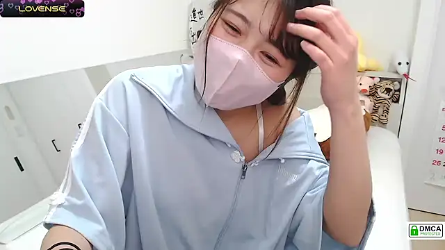 Snapshot of SUZU_ chatting on January 2025 04:15:01 AM SUZU online show from January 2025 04:15:01 AM