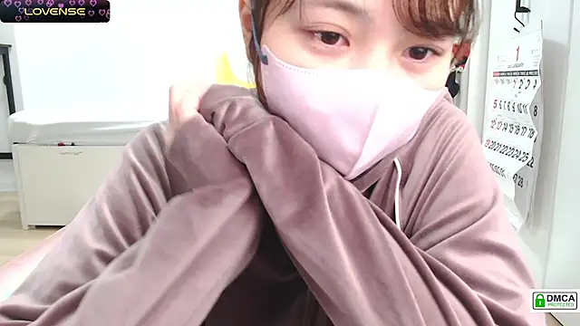 Snapshot of SUZU_ chatting on February 2025 12:14:02 PM SUZU online show from February 2025 12:14:02 PM