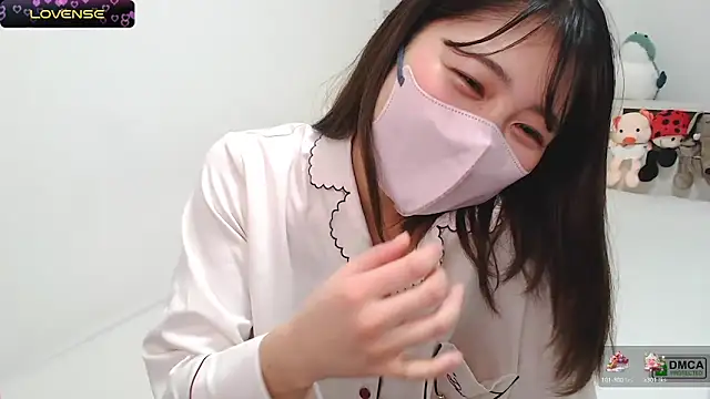 Snapshot of SUZU_ chatting on February 2025 09:43:02 PM SUZU online show from February 2025 09:43:02 PM
