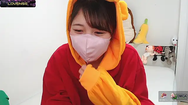 Snapshot of SUZU_ chatting on February 2025 01:00:02 PM SUZU online show from February 2025 01:00:02 PM