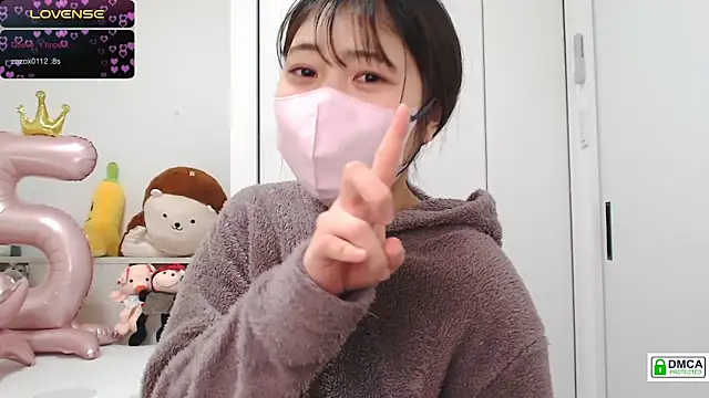 Snapshot of SUZU_ chatting on February 2025 12:19:02 AM SUZU online show from February 2025 12:19:02 AM
