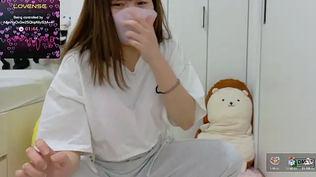 Snapshot of SUZU_ chatting on February 2025 12:16:01 PM SUZU online show from February 2025 12:16:01 PM