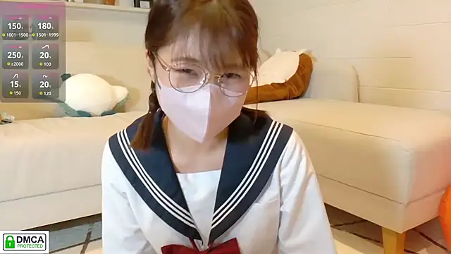Snapshot of SUZU_ chatting on October 2025 10:05:02 AM SUZU online show from October 2025 10:05:02 AM