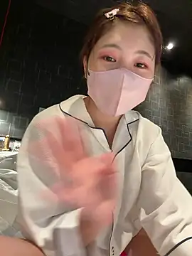 Snapshot of SUZU_ chatting on June 2026 08:11:01 PM SUZU online show from June 2026 08:11:01 PM