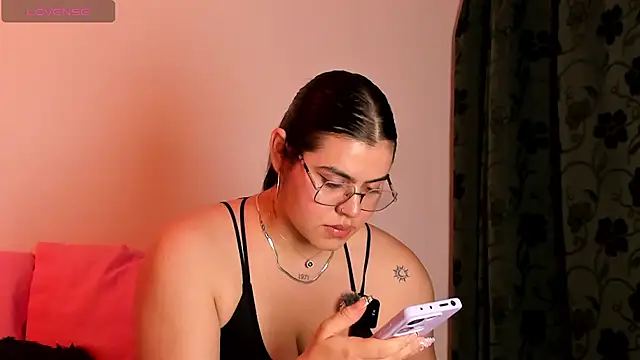 Snapshot of veronica185 chatting on May 2026 03:25:01 AM veronica185 online show from May 2026 03:25:01 AM