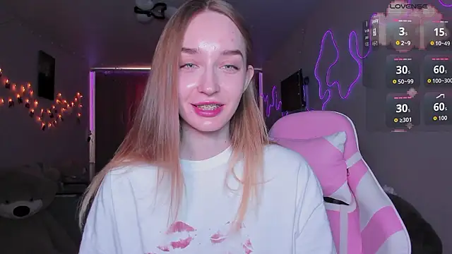 Snapshot of MoonDust chatting on March 2026 10:08:02 AM MoonDust online show from March 2026 10:08:02 AM